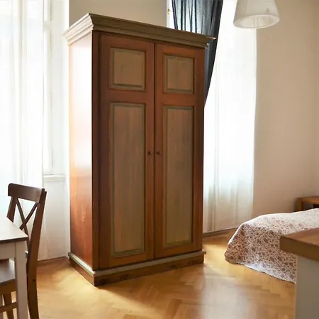 Orebitska Apartment *